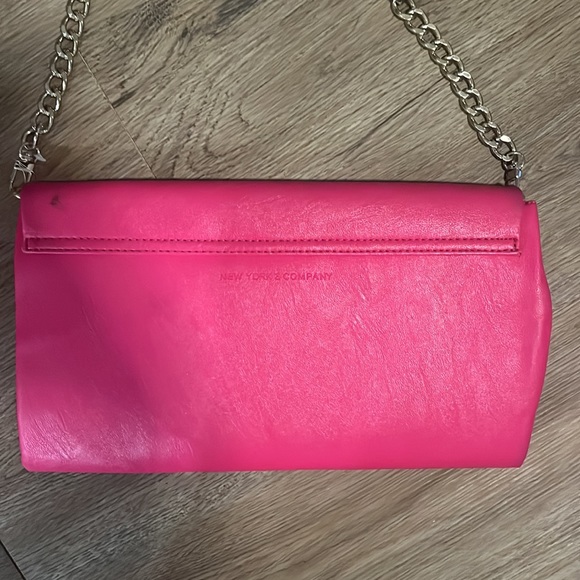 Pink Fuschia New York and Company chain bag. - Picture 7 of 9